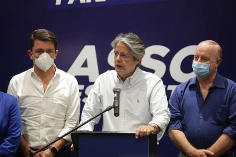 El exbanquero guillermo lasso del movimiento creo de centroderecha obtuvo la mayor cantidad de votos en la segunda vuelta de las elecciones presidenciales ecuatorianas. "Esperaré los resultados oficiales", dijo Guillermo Lasso