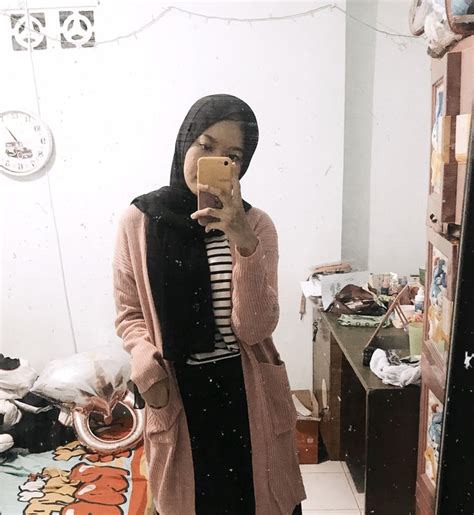 Tampil simpel dengan tema monokrom. ootd knit sweater & rok hitam👻 di 2020 | Pakaian modis ...