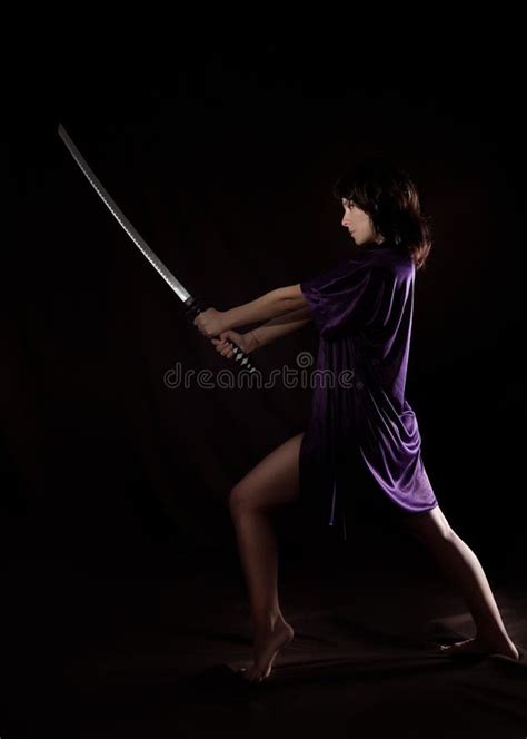 bella donna sexy con la spada del samurai donna sexy con il katana fotografia stock immagine