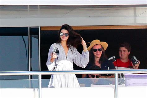 Last thursday, the two friendly exes were seemingly spotted taking a joy ride around. Harry Styles and Kendall Jenner Spend New Year's on Yacht ...