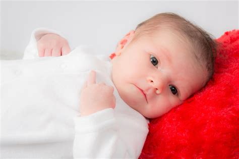 Imagen De Un Hermoso Bebé Recién Nacido Mirando A La Cámara Foto Premium