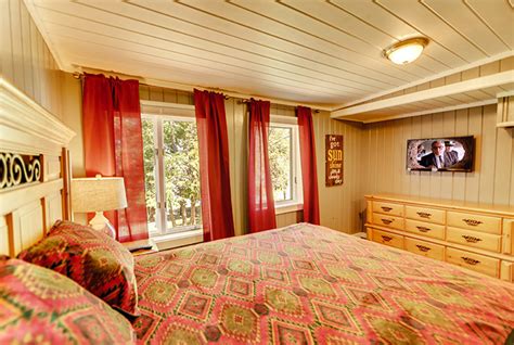 Pigeon forge cabins and gatlinburg cabins provide an excellent way to enjoy your smoky mountains vacation! Pigeon Forge Cabin - The Lake House - 10 Bedroom - Sleeps 32