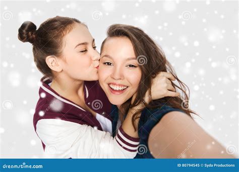 Adolescenti Felici Che Prendono Selfie E Baciare Immagine Stock