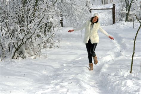 Найти Картинки Девушка Идет Под Снегопадом Telegraph