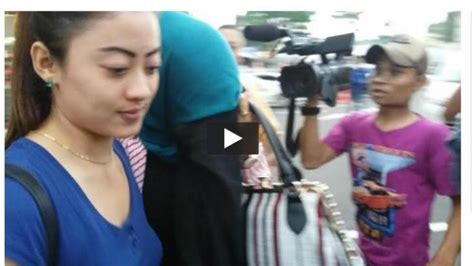 Tiba Di Bandara Anggota Dewan Dan Istri Anggota Bnn Yang Tertangkap Mesum Diserbu Wartawan