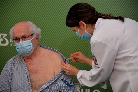 Boletins diários com números totais de vacinados no brasil. Médico do Sertão é o primeiro paraibano vacinado contra a ...
