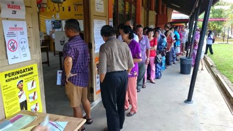 Mengistiharkan pihak yang layak membentuk kerajaan selepas mengetahui keputusan pilihan raya. PILIHAN RAYA: GAMBAR, KERATAN AKHBAR & VIDEO SUASANA ...
