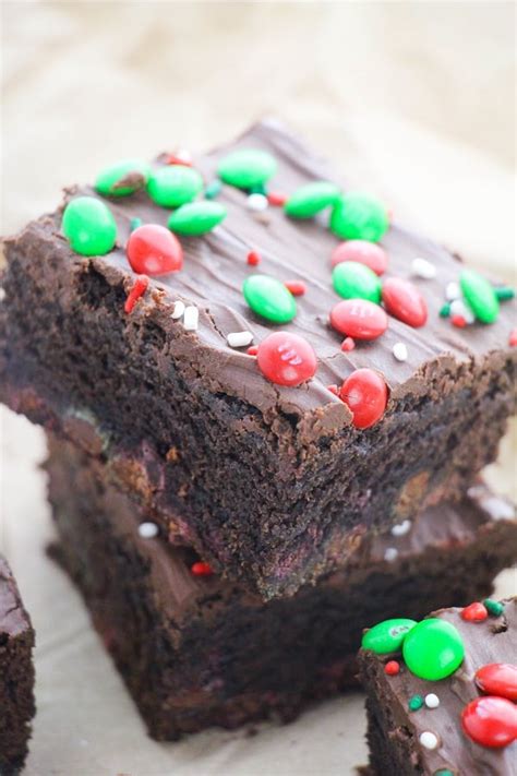 They'll have fun decorating their own christmas brownie with a candy cane trunk and ornaments made of sprinkles. Christmas Brownies Ideas / These brownies are so easy the ...