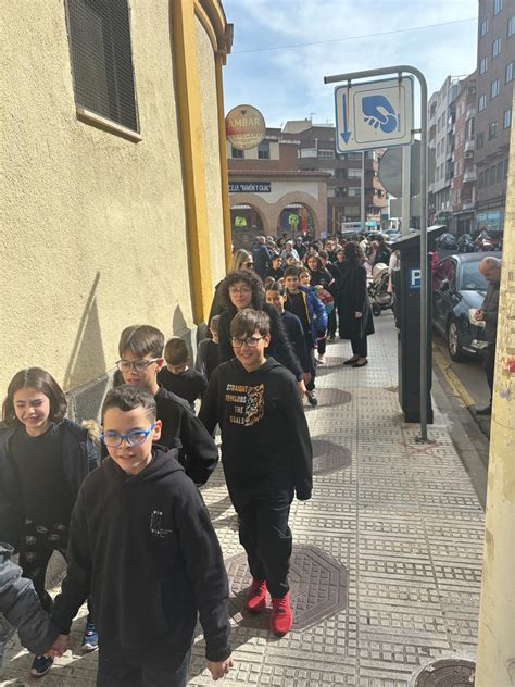 Alumnos Del Colegio Ramón Y Cajal De Puertollano Desfilan Por El