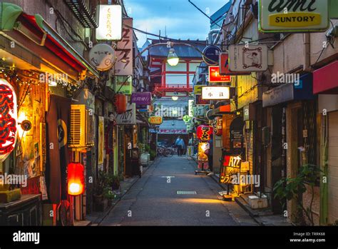 Shinjuku Tokyo Night Hi Res Stock Photography And Images Alamy