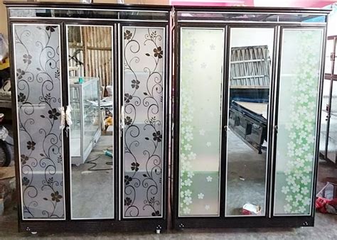 Seperti pada judul di atas berikut kami berikan informasi daftar harga pemasangan kusen aluminium, pintu dan jendela terbaru 2019. Lemari Pakaian Aluminium Frame Coklat Kaca Es 3 Pintu ...