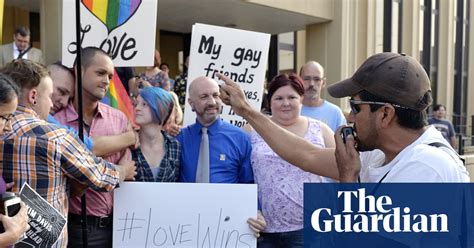 pro and anti gay marriage protesters gather as kim davis goes to court video us news the