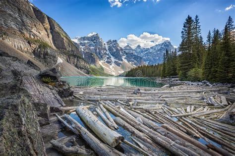 Lago Moraine En El Parque Nacional Banff Alberta Canada Imagen De