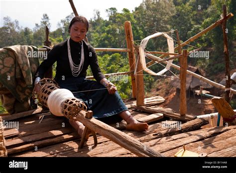 Myanmar Burma Keng Tung Kyaing Tong An Ann Enn Lady Spinning Thread On The Platform Of