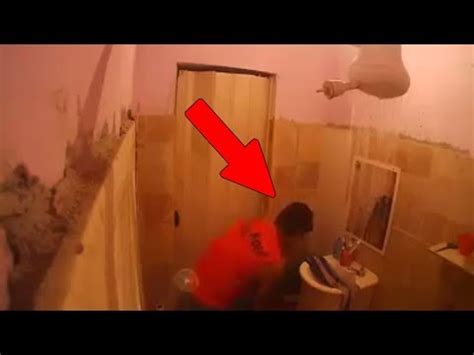 Colocó una cámara oculta en el baño y descubrió el secreto guardado