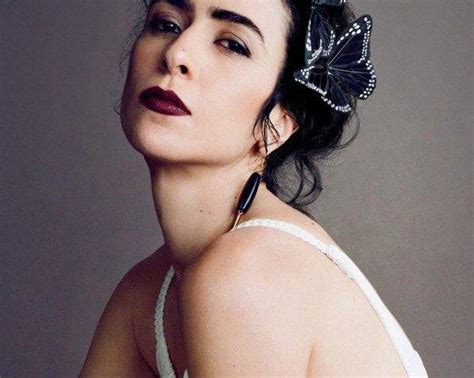 Marisa já vendeu mais de 10 milhões de álbuns e ganhou inúmeros prêmios nacionais e internacionais, incluindo quatro grammy latino. Marisa Monte lança "Coleção", álbum com faixas que "estavam por aí" - Unijuí