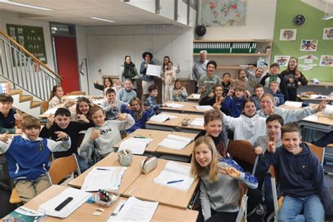 Schoolkinderen Steunen Planeet Goudgeel Geel Gazet Van Antwerpen