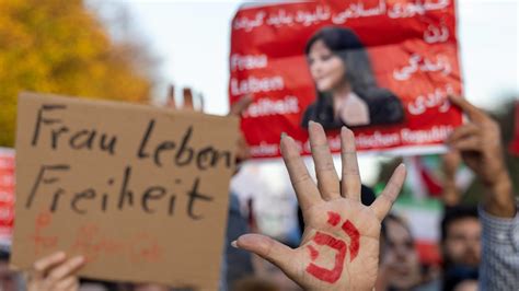Proteste Im Iran Schweigen Ist Gewalt Junge Frauen Aus Hannover Erheben Ihre Stimme