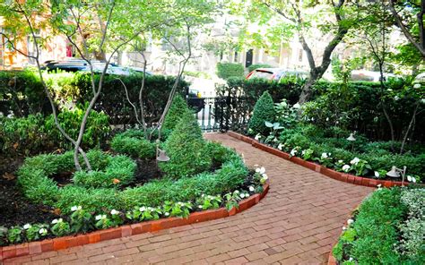 Formal Style Front Yard Garden Design In Yorkville