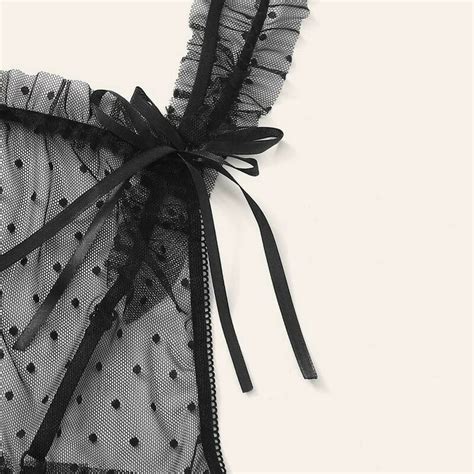 ملابس نوم نسائية صيفية مكونة من قطعة واحدة ذات رموش متقاطعة باللون الأسود ورموش من الدانتيل على