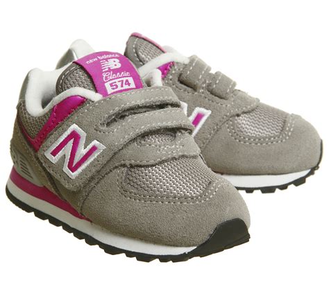 Its clean lines and sleek silhouette paired with innovative encap midsole technology and an eva each 574 model has its own unique look, from the bold and artistic to the pared back and sporty. New Balance 574 Infant Grey Grey Pink - Unisex