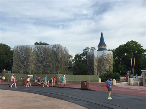 Walt Disney World Cinderella Castle Hub 2 Wdw Daily News