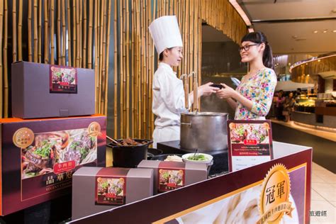因應三級警戒延長，華泰大飯店集團宣布，旗下驢子餐廳、九華樓即日起延長外帶四人分享餐加碼優惠活動至7月31日。 除了台北市外，位在桃園華泰名品城、龜山環球購物中心a8的華漾 dim sum 外帶消費滿千元即享5折優惠，港式點心只要銅板價，活動只到6月30日，全面倒. 牛肉麵太夯 星級飯店相繼推外帶包 - Yahoo奇摩旅遊