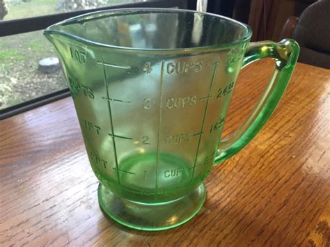 VINTAGE GREEN DEPRESSION GLASS 4 CUP MEASURE WITH SPOUT AND HANDLE