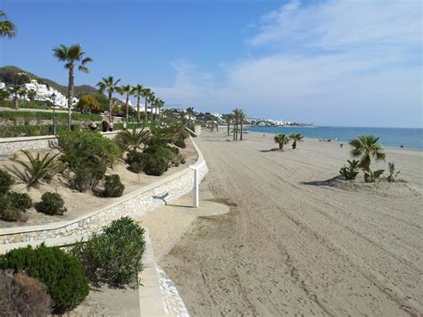 How to get there, services, type of sand, environment, swimming conditions, accessibility, access points, transport, surveillance, lifeguards. Cliff and Stuart's adventures living in Spain: More ...