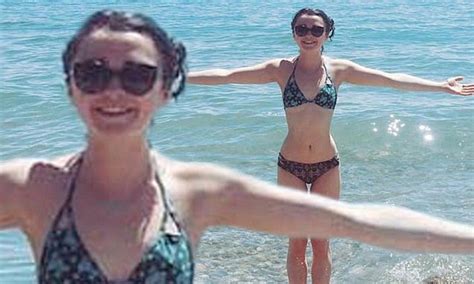 Game Of Thrones Maisie Williams Poses In Tiny Bikini During Sunshine