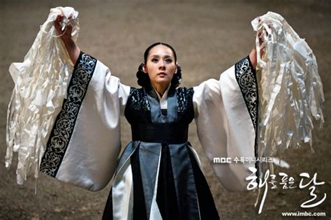It aired on mbc from january 4 to march 15, 2012, on wednesdays and thursdays at 21:55 for 20 episodes. The Moon Embracing The Sun - AsianWiki