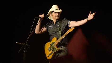 Brad Paisley Raises 26000 For Free Grocery Store With Nashville Concert Iheart