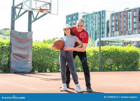 Padre E Hija Jugando Baloncesto Juntos En El Patio De Recreo Foto De