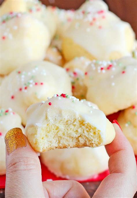 If these cookies don't convince santa to make a stop at your house, nothing will. Italian Christmas Cookies | Red White Apron
