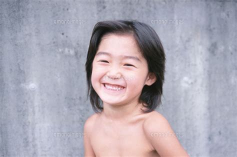 裸で笑う日本人の男の子[02148010681]｜ 写真素材・ストックフォト・画像・イラスト素材｜アマナイメージズ