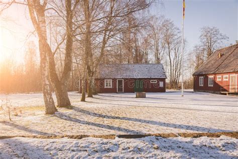 红色瑞典村庄 库存图片 图片 包括有 没人 田园诗 欧洲 住宅 生活方式 绿色 庭院 平安 58055255