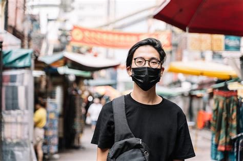 Chico Asiático Con Gafas Y Máscara Respiratoria Negra Se Protege En La