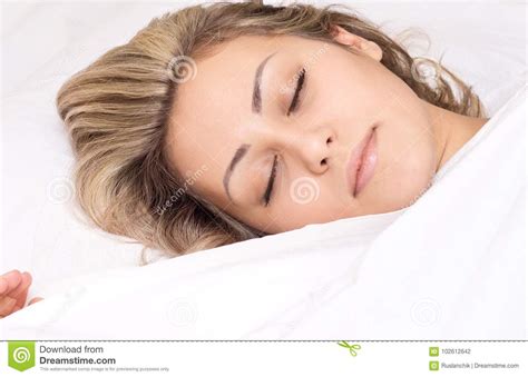 Schlafende Frau Stockfoto Bild Von Frau Jung Kaukasisch 102612642