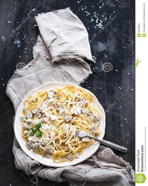 Deegwarenspaghetti Met Romige Paddestoelsaus En Stock Afbeelding