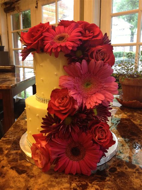 The wedding cake is one of the focal points of the wedding reception. Real flower wedding cake | Wedding cakes with flowers ...