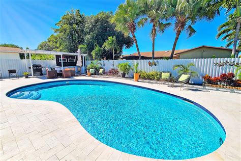 Pines Paradise - Luxury Home, Pool, BBQ, Parking - Home Rental in