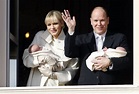 Los príncipes de Mónaco presentan en el balcón a sus hijos, Jaime y ...