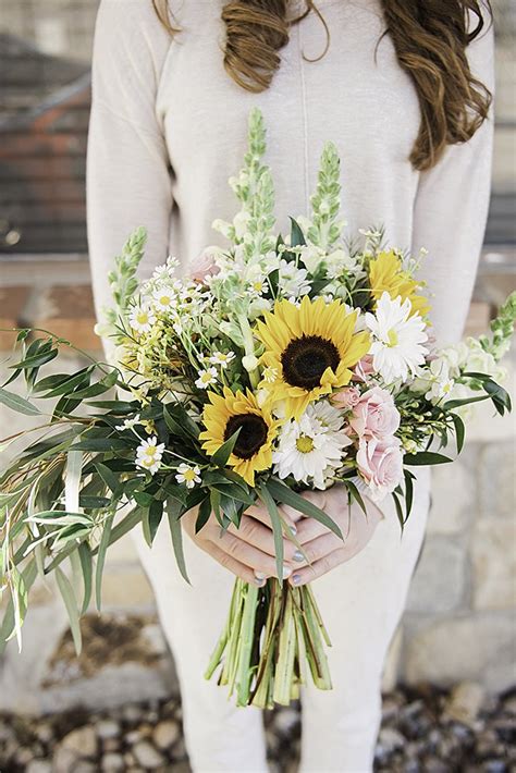 42 Brilliant Sunflower Wedding Bouquets For Happy Wedding