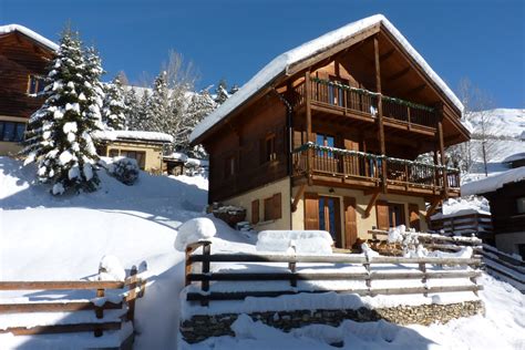 Le confort d'un hôtel 3 étoiles et la convivialité d'un chalet à la montagne. location chalet 4 personnes alpes du sud