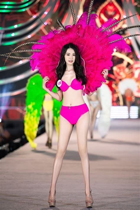 Tiểu Vy Cùng Thí Sinh Hoa Hậu Việt Nam 2020 Khoe Dáng Gợi Cảm Với Bikini