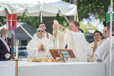 outdoor memorial day masses return to catholic cemeteries after two year hiatus jersey catholic