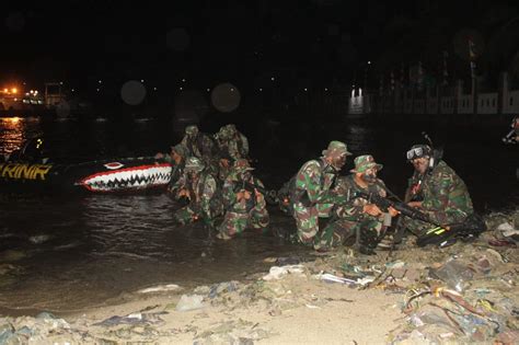 Marinir Serbu Pantai Pelabuhan Rakyat Sorong Papua Barat | WEBSITE