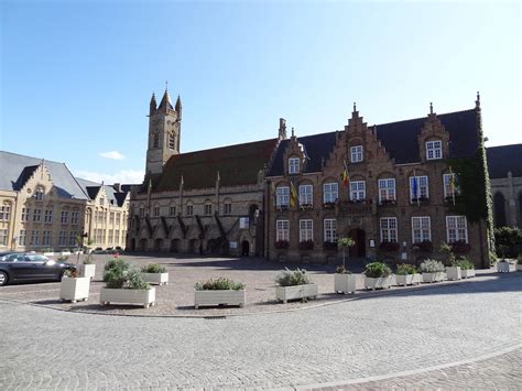 Nieuwpoort was naast schoonhoven een nieuwe haven aan de lek. Nieuwpoort: Stadhuis en kerk