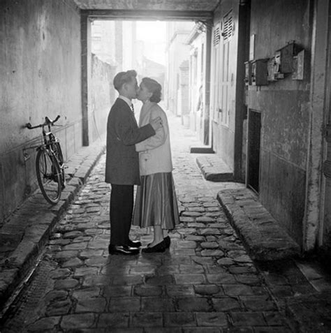 Amoureux à Paris Dans Une Impasse 1965 Robert Doisneau Photo