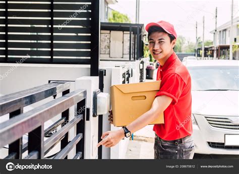 Hombre Entrega Feliz Uniforme Rojo Que Sostiene Caja Cartón Pie